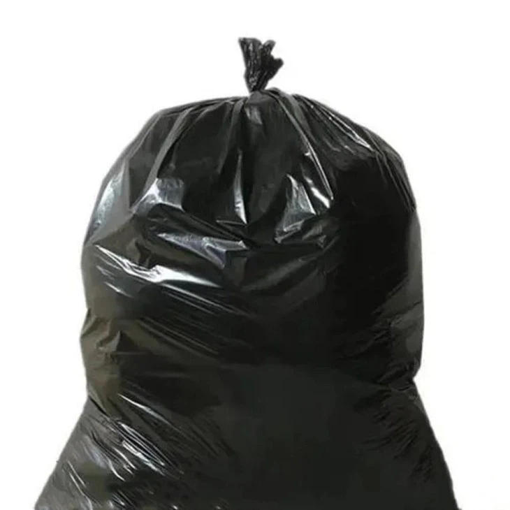 Crna prenosiva vreća za smeće